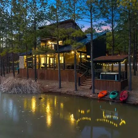 New Waterside Retreat- Private Stock Pond Hot Tub Vila